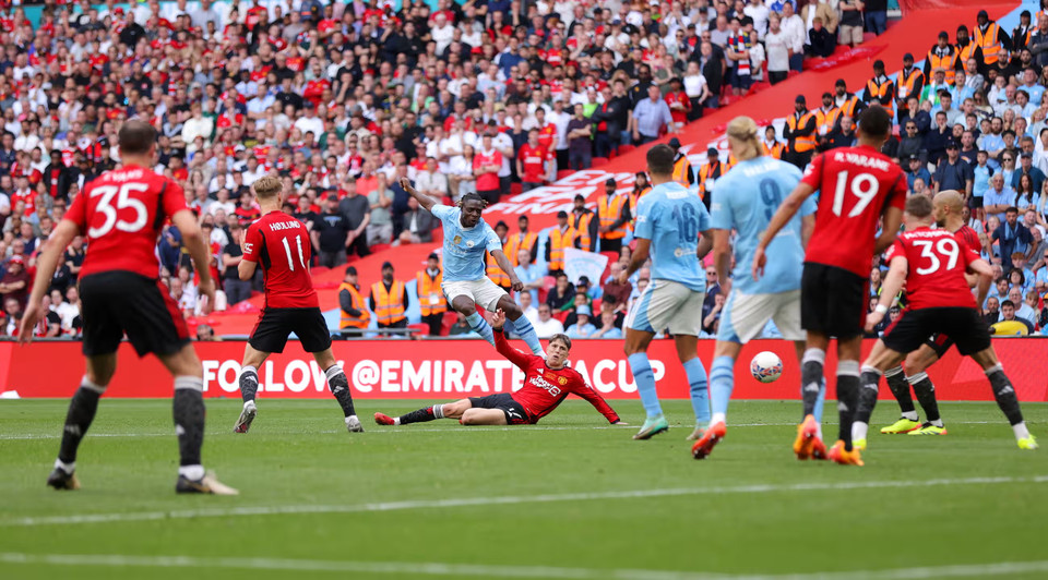 Phải đến phút 87, Man City mới có thể làm tung lưới Quỷ đỏ sau cú sút xa của Doku. (Nguồn: Getty Images)