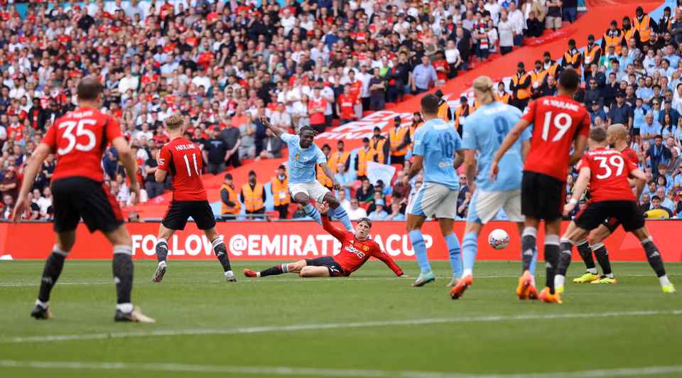Phải đến phút 87, Man City mới có thể làm tung lưới Quỷ đỏ sau cú sút xa của Doku. (Nguồn: Getty Images)