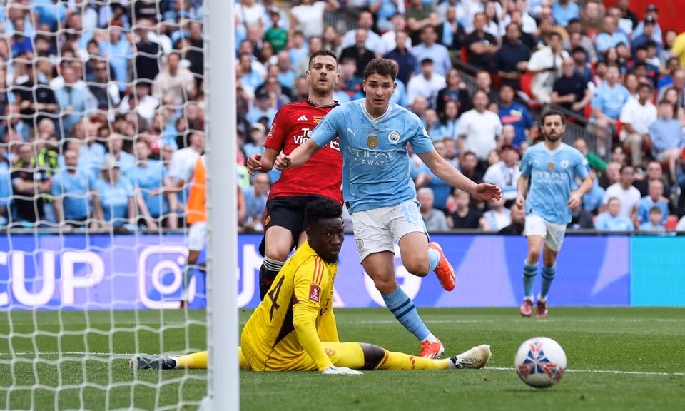Bị dẫn trước 2 bàn, Man City đã có những sự điều chỉnh và gia tăng sức ép để tìm kiếm bàn thắng. (Nguồn: Getty Images)