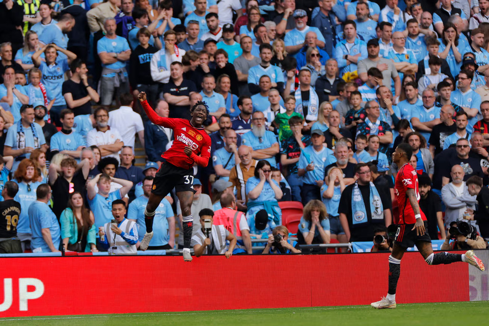 Niềm vui của Kobbie Mainoo và nỗi buồn cổ động viên Man City. (Nguồn: Guardian)