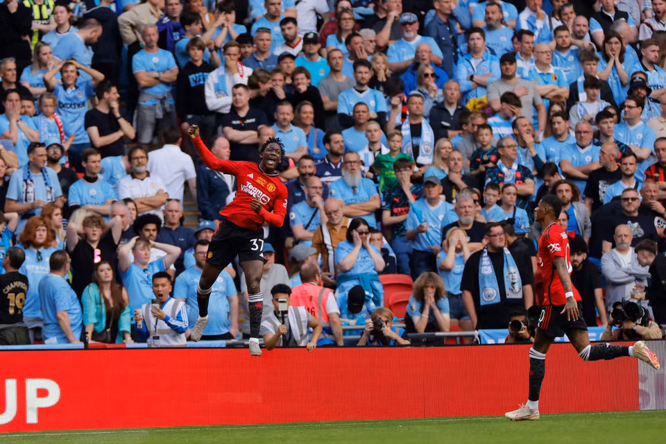 Niềm vui của Kobbie Mainoo và nỗi buồn cổ động viên Man City. (Nguồn: Guardian)