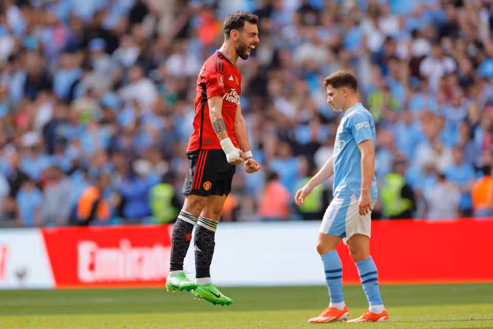 Kết quả này giúp Manchester United vượt qua đội bóng cùng thành phố để giành chức vô địch. (Nguồn: Guardian)