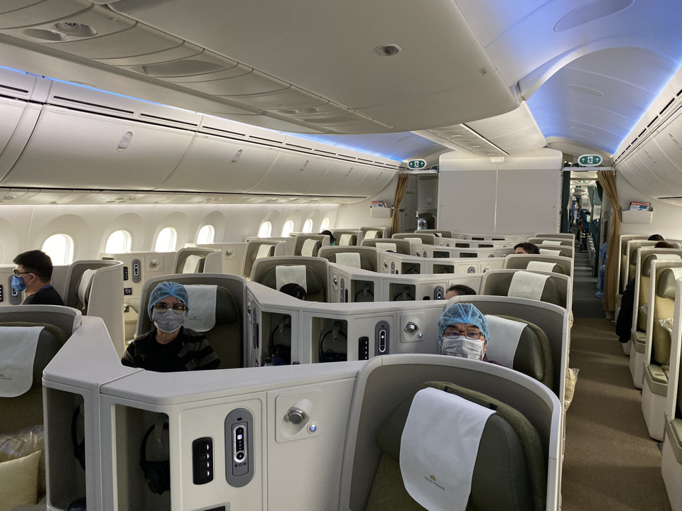 Hành khách trên các chuyến bay bắt buộc phải đeo khẩu trang trong suốt thời gian bay. (Ảnh: VNA cung cấp)