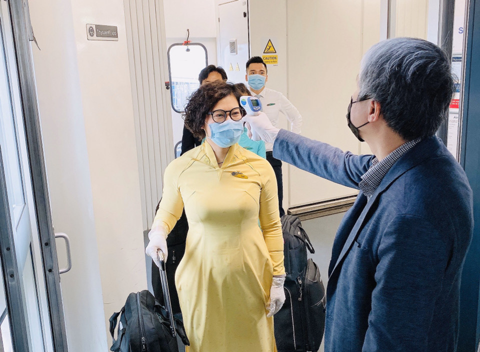 Toàn bộ thành viên trong tổ bay được kiểm tra thân nhiệt trước khi lên máy bay. (Ảnh: VNA cung cấp)