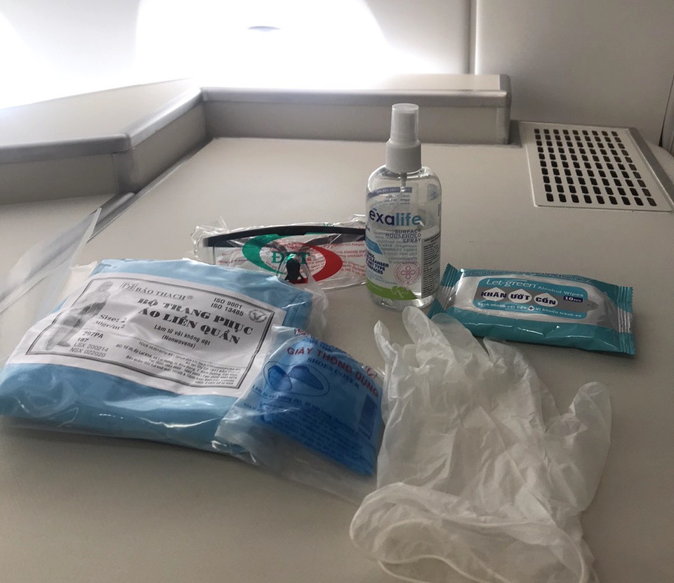 Các thiết bị găng tay, khẩu trang, kính mắt, khăn tẩm cồn và dung dịch sát khuẩn. (Ảnh: VNA cung cấp)