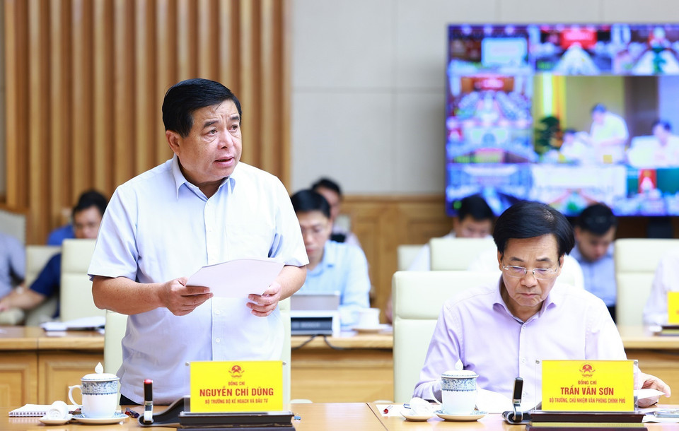Bộ trưởng Bộ Kế hoạch và Đầu tư Nguyễn Chí Dũng báo cáo kết quả triển khai đầu tư công năm 2024. (Ảnh: Dương Giang/TTXVN)