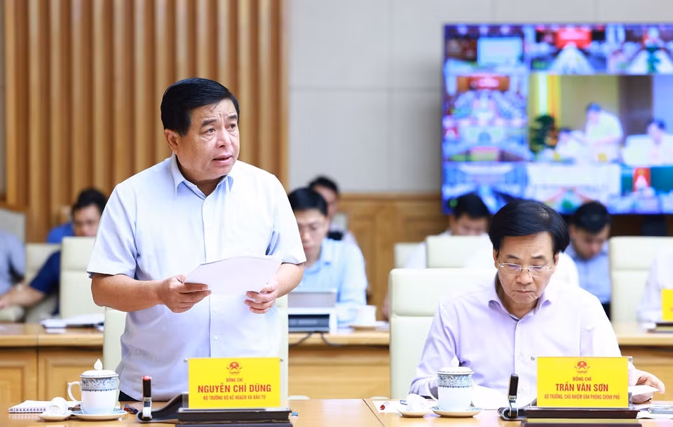 Bộ trưởng Bộ Kế hoạch và Đầu tư Nguyễn Chí Dũng báo cáo kết quả triển khai đầu tư công năm 2024. (Ảnh: Dương Giang/TTXVN)