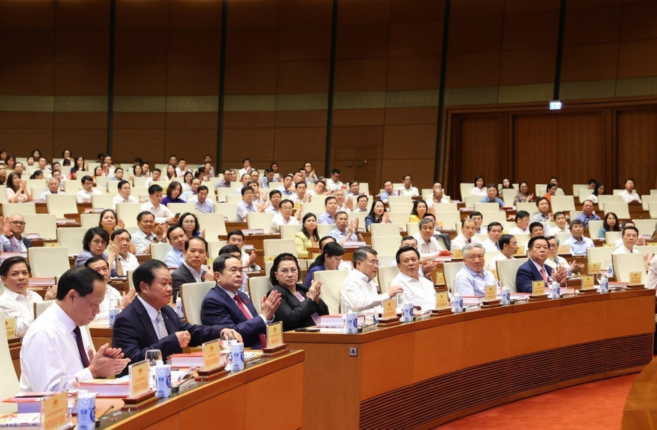 Các đồng chí lãnh đạo, nguyên lãnh đạo Đảng, Nhà nước và các đại biểu dự Lễ ra mắt Cuốn sách. (Ảnh: Văn Điệp/TTXVN)