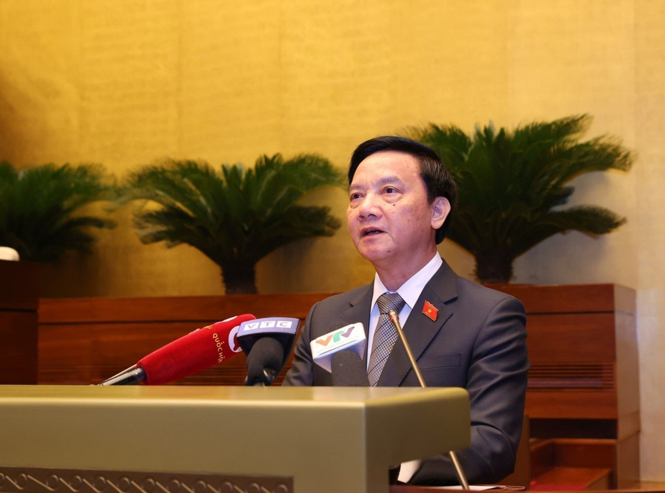 Phó Chủ tịch Quốc hội Nguyễn Khắc Định phát biểu tại Lễ ra mắt cuốn sách. (Ảnh: Văn Điệp/TTXVN)