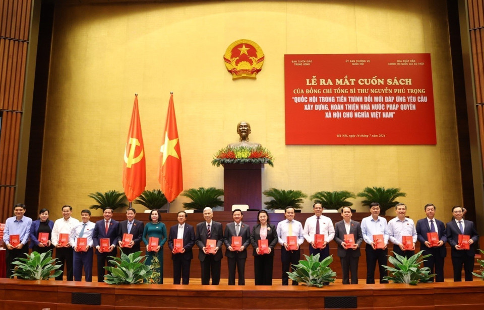 Các cá nhân, tập thể nhận cuốn sách của Tổng Bí thư Nguyễn Phú Trọng. (Ảnh: Văn Điệp/TTXVN)