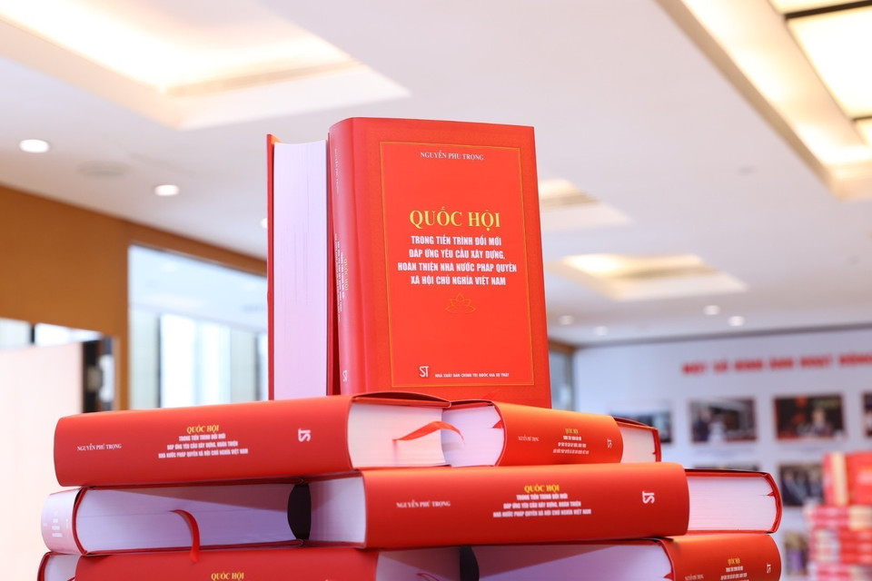 Cuốn sách “Quốc hội trong tiến trình đổi mới đáp ứng yêu cầu xây dựng, hoàn thiện Nhà nước pháp quyền xã hội chủ nghĩa Việt Nam" của Tổng Bí thư Nguyễn Phú Trọng. (Ảnh: Văn Điệp/ TTXVN)