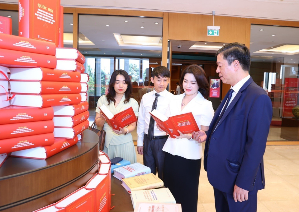 Các đại biểu tham quan khu trưng bày sách của Tổng Bí thư Nguyễn Phú Trọng. (Ảnh: Văn Điệp/TTXVN)