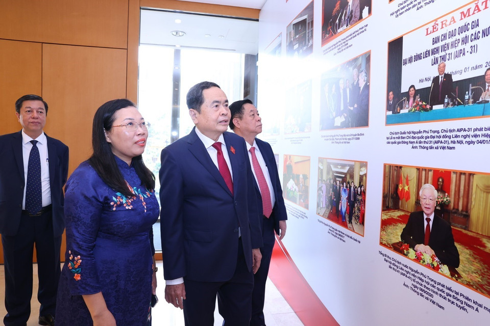 Chủ tịch Quốc hội Trần Thanh Mẫn cùng các đại biểu tham quan khu trưng bày sách của Tổng Bí thư Nguyễn Phú Trọng. (Ảnh: Văn Điệp/ TTXVN)