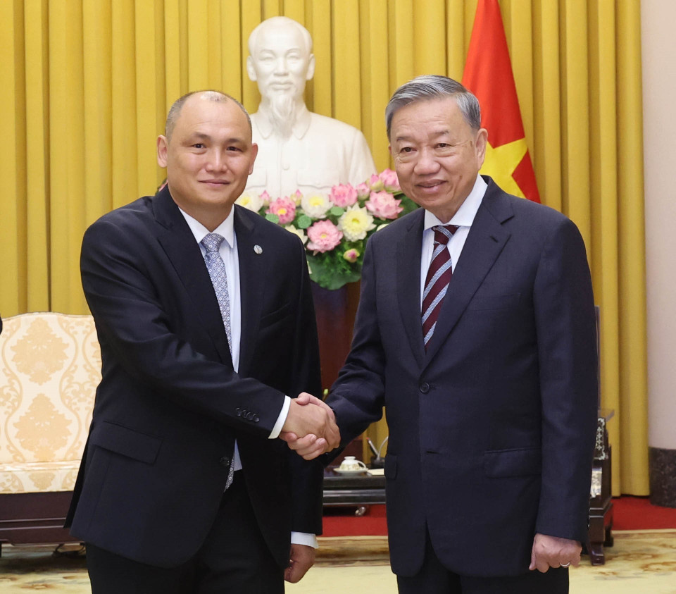 Chủ tịch nước Tô Lâm với Đại sứ Kazakhstan tại Việt Nam Kanat Tumysh. (Ảnh: Nhan Sáng/TTXVN)