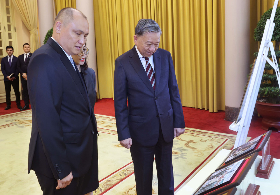 Đại sứ Kazakhstan tại Việt Nam Kanat Tumysh giới thiệu với Chủ tịch nước Tô Lâm một số bức ảnh Chủ tịch Hồ Chí Minh thăm Kazakhstan năm 1959. (Ảnh: Nhan Sáng/TTXVN)