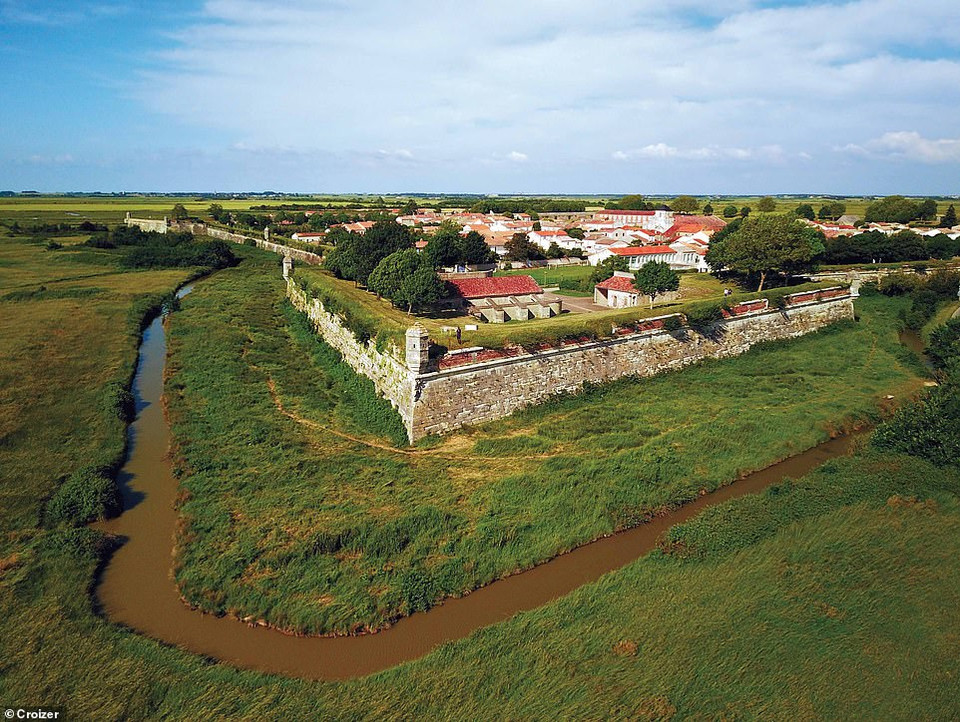 Ngôi làng kiên cố Brouage ở phía Tây Nam nước Pháp được bao quanh bởi thành lũy dài 2km và cao tám mét) được gia cố bằng 19 tháp canh. (Nguồn: Shutterstock)