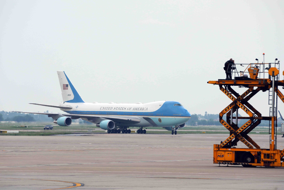 Đúng 15h54 ngày 10/9, chuyên cơ Air Force One chở Tổng thống Hoa Kỳ Joe Biden đáp xuống sân bay quốc tế Nội Bài. (Ảnh: Phạm Kiên/TTXVN)