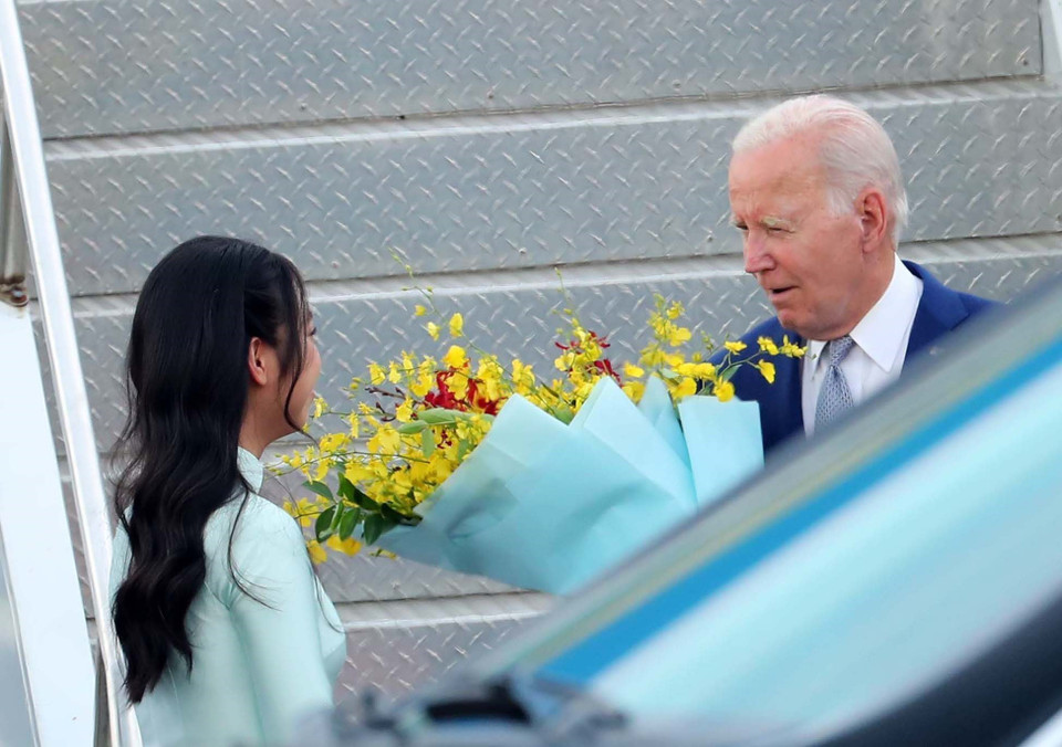 Thiếu nữ Thủ đô tặng hoa, chào mừng Tổng thống Hoa Kỳ Joe Biden đến Hà Nội, bắt đầu chuyến thăm cấp Nhà nước tới Việt Nam. (Ảnh: An Đăng/TTXVN)