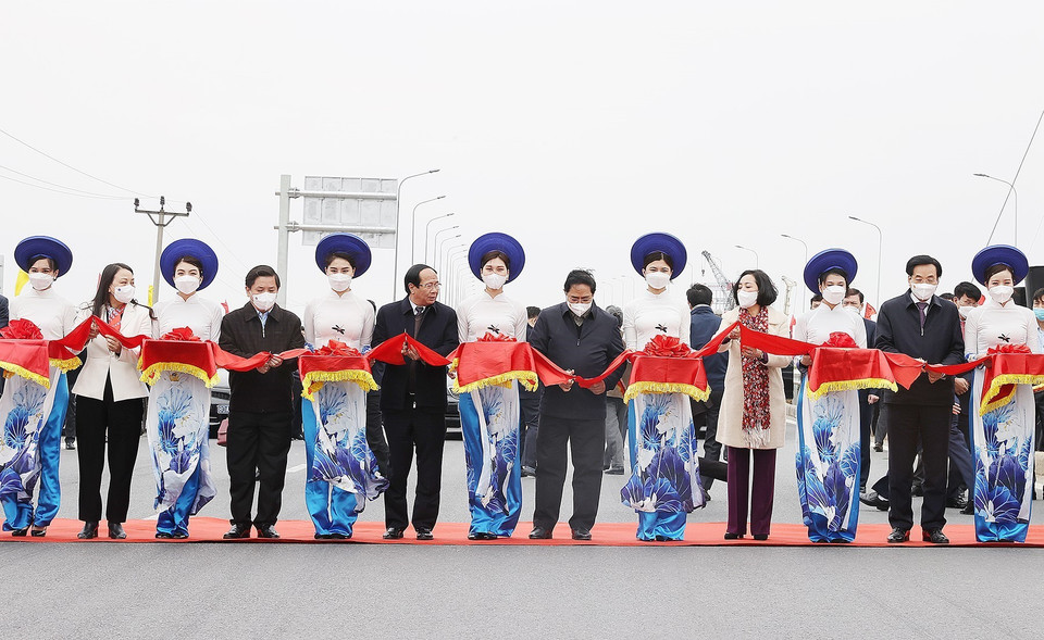 Cắt băng khánh thành đoạn cao tốc Cao Bồ-Mai Sơn. (Ảnh: Dương Giang/TTXVN)