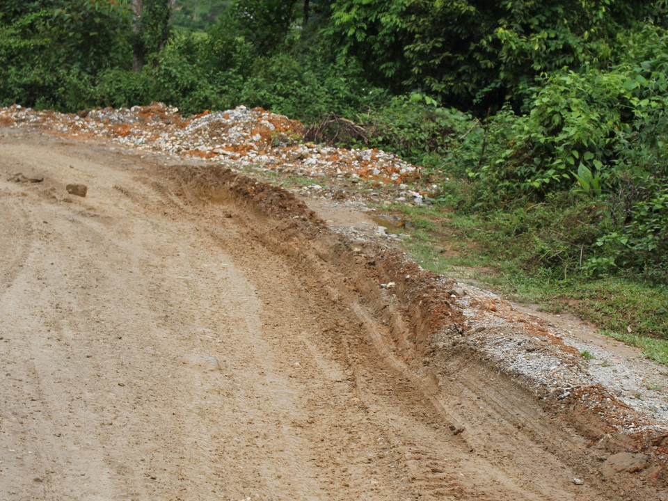 Đường bị 'đào' thành tùng hố sâu. (Ảnh: Mai Mạnh/Vietnam+)