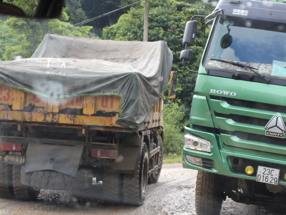 Theo Công ty trách nhiệm hữu hạn một thành viên Trí Hưng (đơn vị tham gia vận chuyển quặng), xe tải chở quặng của đơn vị này có trọng tải trên dưới 40 tấn. (Ảnh: Mai Mạnh/Vietnam+)