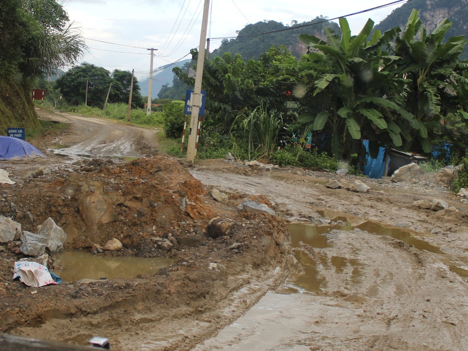 Xe chở quặng “băm nát” nhiều đoạn đường từ xã Minh Sơn (huyện Bắc Mê) ra đến huyện Vị Xuyên, tỉnh Hà Giang. (Ảnh: Mai Mạnh/Vietnam+)