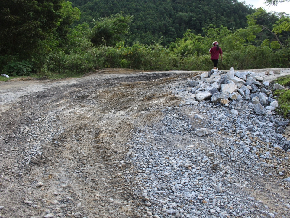 Nguồn tin từ Ủy ban Nhân dân huyện Bắc Mê và người dân địa phương cho hay: 'Hàng năm, doanh nghiệp khai thác mỏ đóng góp cho địa phương không đủ để sửa chữa những đoạn đường đã bị xe tải chở quặng băm nát.' (Ảnh: Mai Mạnh/Vietnam+)
