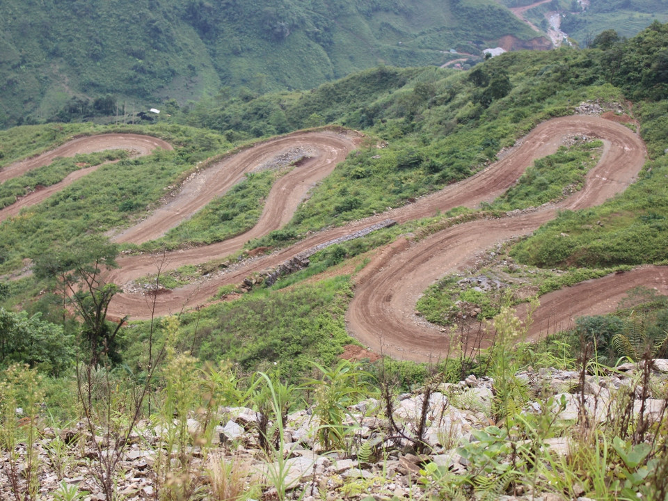 Con đường đi vào khu mỏ của một doanh nghiệp khai thác quặng tại xã Minh Sơn, huyện Bắc Mê. (Ảnh: Mai Mạnh/Vietnam+)