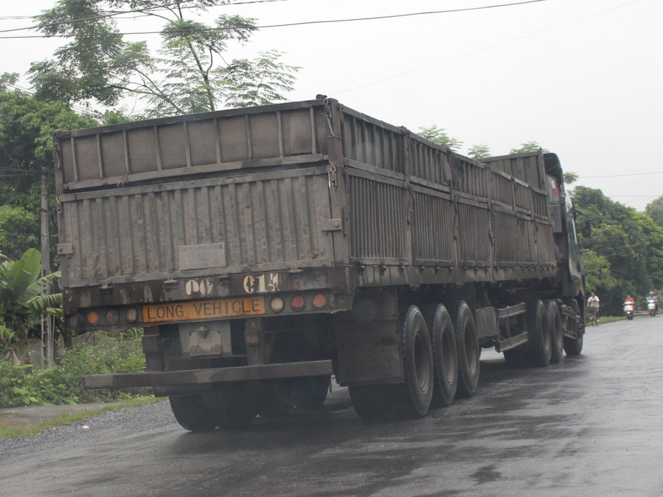 Mỗi ngày, Công ty trách nhiệm hữu hạn một thành viên Trí Hưng điều hành khoảng 50 lượt xe chở quặng từ nhà máy chế biến khoáng sản tại huyện Bắc Mê ra khỏi địa bàn. (Ảnh: Mai Mạnh/Vietnam+)