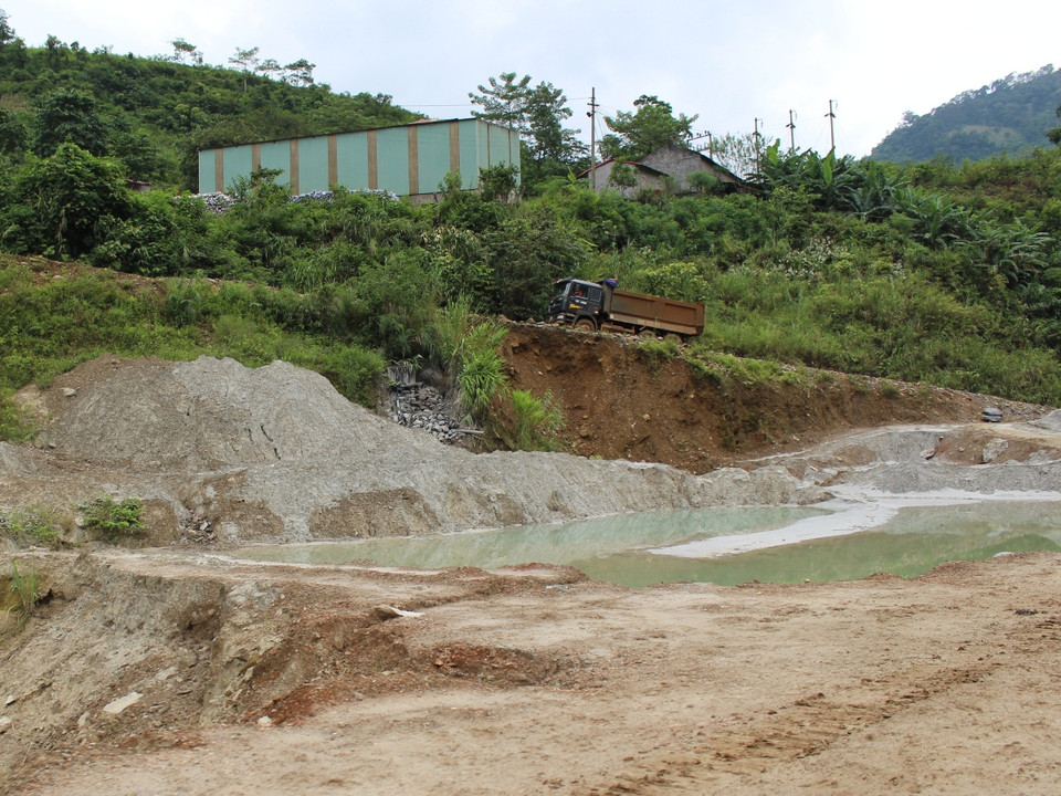 Bà Nguyễn Thị Tình, Chủ tịch Hội đồng nhân dân xã Minh Sơn, huyện Bắc Mê cho hay: 'Từ ngày có hoạt động khai thác, vận chuyển quặng, con đường huyết mạch của xã đã bị băm nát, và người dân sinh sống hai bên đường liên tục phản ánh về ô nhiễm bụi.' (Ảnh: Mai Mạnh/Vietnam+)