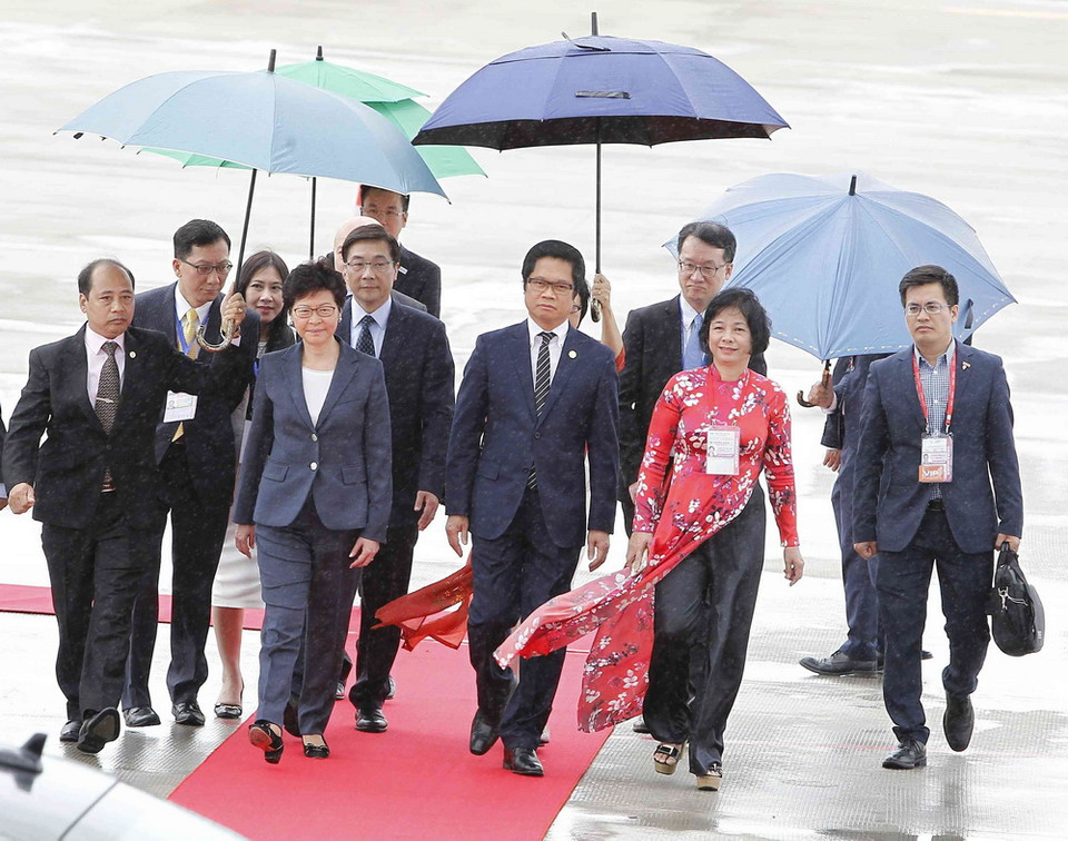 Đoàn lãnh đạo cấp cao nền kinh tế Hong Kong-Trung Quốc do Trưởng Khu Hành chính Lâm Trịnh Nguyệt Nga (Carrie Lam) dẫn đầu tham dự Tuần lễ Cấp cao APEC 2017, tại thành phố Đà Nẵng. Chủ tịch Phòng Thương mại và Công nghiệp Việt Nam (VCCI) Vũ Tiến Lộc đón đoàn tại Sân bay Quốc tế Đà Nẵng ngày 9/11. (Ảnh: TTXVN)