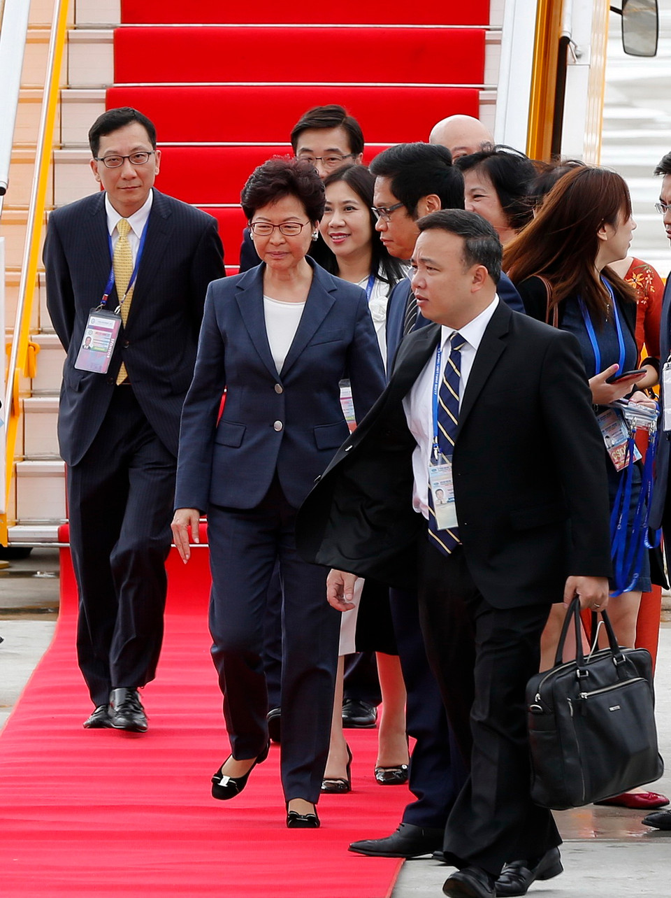 Đoàn lãnh đạo cấp cao nền kinh tế Hong Kong-Trung Quốc do Trưởng Khu Hành chính Lâm Trịnh Nguyệt Nga (Carrie Lam) dẫn đầu tham dự Tuần lễ Cấp cao APEC 2017, tại thành phố Đà Nẵng. Chủ tịch Phòng Thương mại và Công nghiệp Việt Nam (VCCI) Vũ Tiến Lộc đón đoàn tại Sân bay Quốc tế Đà Nẵng ngày 9/11. (Ảnh: TTXVN)