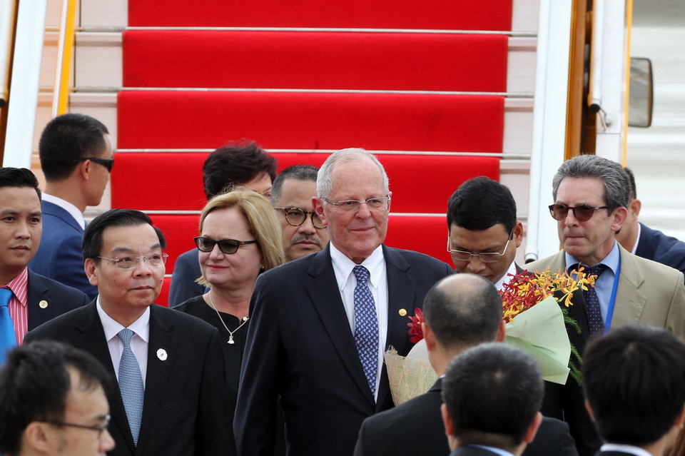 Đoàn lãnh đạo cấp cao Peru do Tổng thống Pedro Pablo Kuczynski và Phu nhân dẫn đầu tham dự Tuần lễ Cấp cao APEC 2017, tại thành phố Đà Nẵng. Bộ trưởng Bộ Khoa học và Công nghệ Chu Ngọc Anh đón đoàn tại Sân bay Quốc tế Đà Nẵng sáng 9/11. (Ảnh: TTXVN)