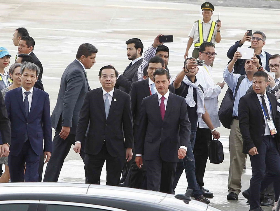 Đoàn lãnh đạo cấp cao nền kinh tế Mexico do Tổng thống Enrique Peña Nieto dẫn đầu tham dự Tuần lễ Cấp cao APEC 2017, tại thành phố Đà Nẵng. Bộ trưởng Bộ Khoa học và Công nghệ Chu Ngọc Anh đón đoàn tại Sân bay Quốc tế Đà Nẵng sáng 9/11. (Ảnh: TTXVN)