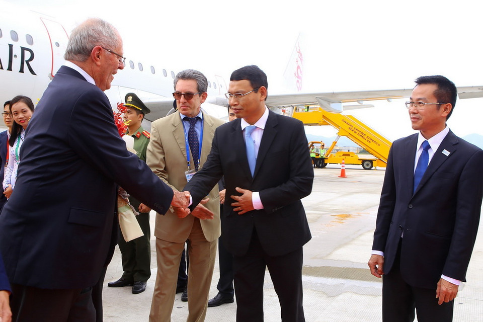 Đoàn lãnh đạo cấp cao Peru do Tổng thống Pedro Pablo Kuczynski và Phu nhân dẫn đầu tham dự Tuần lễ Cấp cao APEC 2017, tại thành phố Đà Nẵng. Bộ trưởng Bộ Khoa học và Công nghệ Chu Ngọc Anh đón đoàn tại Sân bay Quốc tế Đà Nẵng sáng 9/11. (Ảnh: TTXVN)