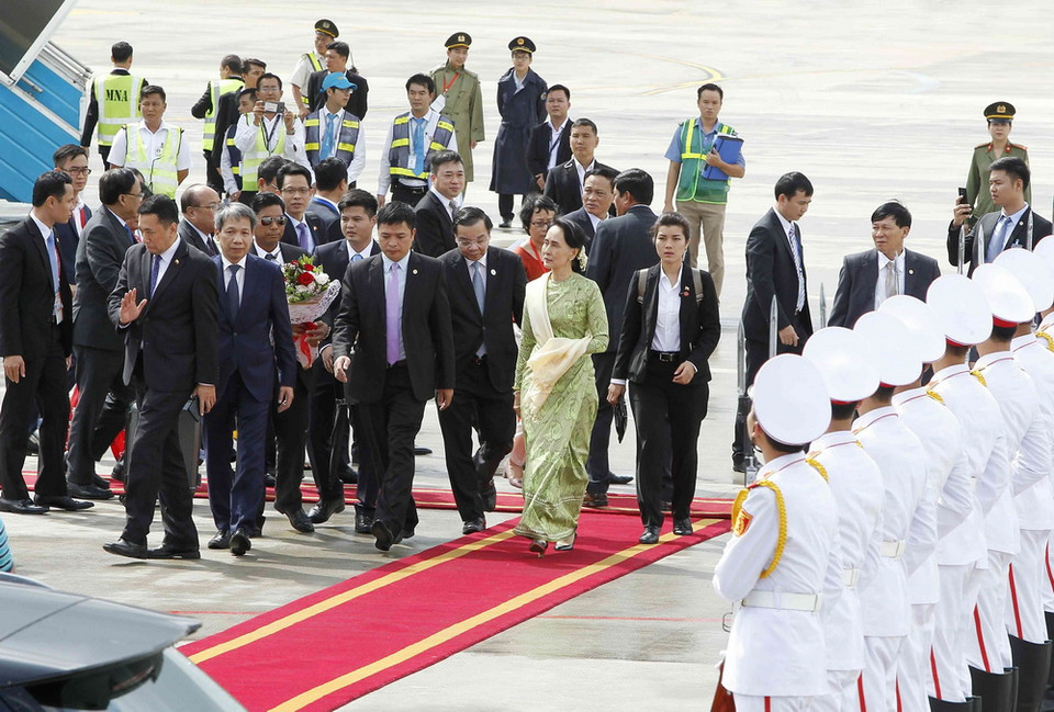 Đoàn lãnh đạo cấp cao nền kinh tế Myanmar do Cố vấn Nhà nước Myanmar Aung San Suu Kyi dẫn đầu tham dự Tuần lễ Cấp cao APEC 2017, tại thành phố Đà Nẵng. Bộ trưởng Bộ Khoa học và Công nghệ Chu Ngọc Anh đón đoàn tại Sân bay Quốc tế Đà Nẵng ngày 9/11. (Ảnh: TTXVN)