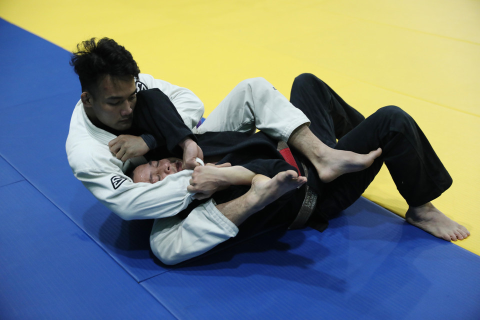 Huấn luyện viên Bùi Đình Tiến (áo đen) và vận động viên Cấn Văn Thắng tập luyện. (Ảnh: Hoàng Hiếu/TTXVN)