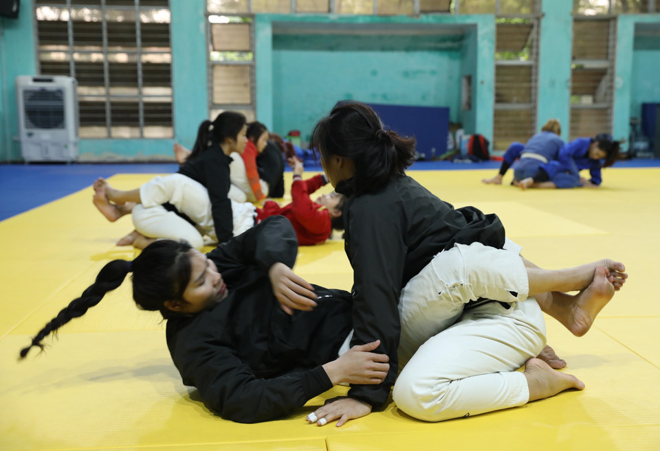 Các vận động viên đội tuyển Jujitsu chăm chỉ tập luyện để có thể trạng tốt nhất tham dự giải. (Ảnh: Hoàng Hiếu/TTXVN)