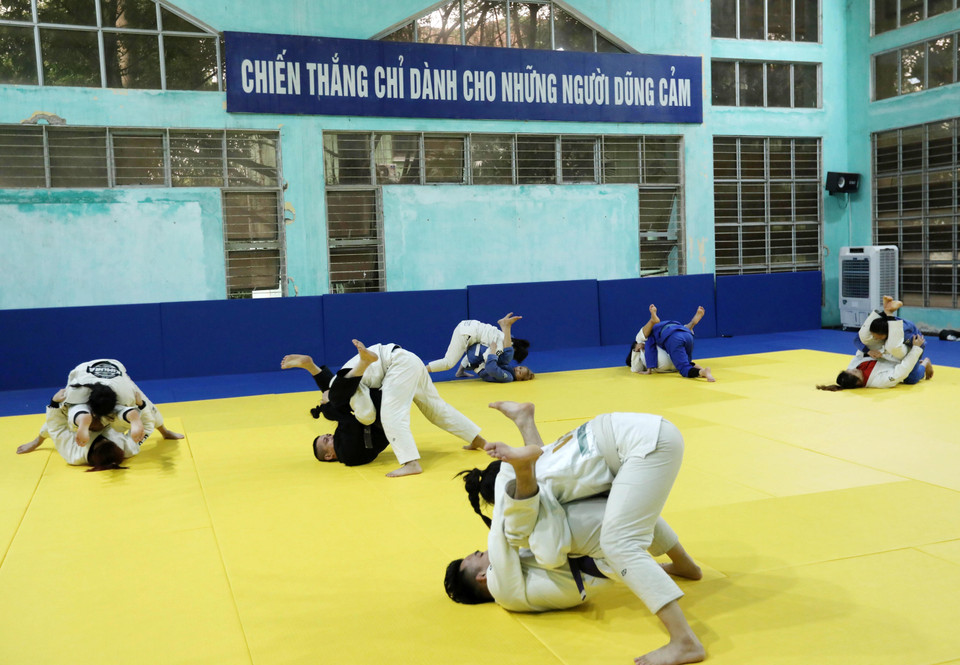 Các vận động viên đội tuyển Jujitsu rèn luyện nâng cao kỹ thuật để có phong độ tốt nhất tham dự giải. (Ảnh: Hoàng Hiếu/TTXVN)