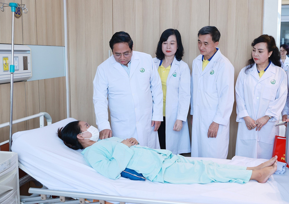 Thủ tướng Phạm Minh Chính thăm bệnh nhân được ghép tạng. (Ảnh: Dương Giang/TTXVN)