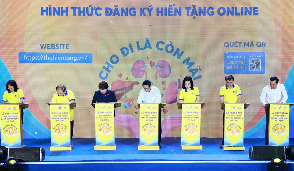 Thủ tướng Phạm Minh Chính và các đại biểu đăng ký hiến tặng mô, tạng. (Ảnh: Dương Giang/TTXVN)
