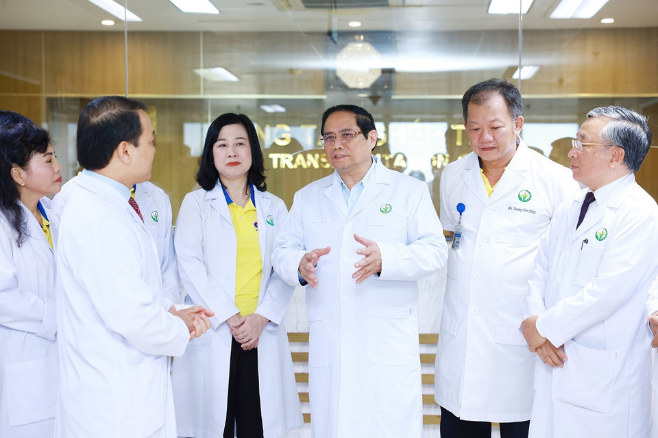 Thủ tướng Phạm Minh Chính trao đổi với các bác sỹ Bệnh viện Việt Đức. (Ảnh: Dương Giang/TTXVN)