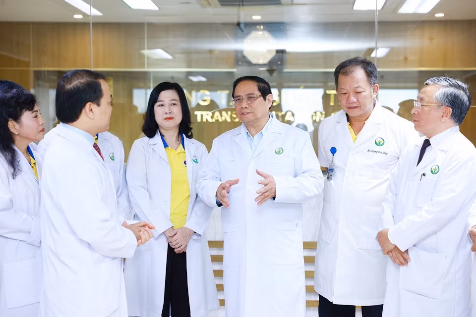 Thủ tướng Phạm Minh Chính trao đổi với các bác sỹ Bệnh viện Việt Đức. (Ảnh: Dương Giang/TTXVN)
