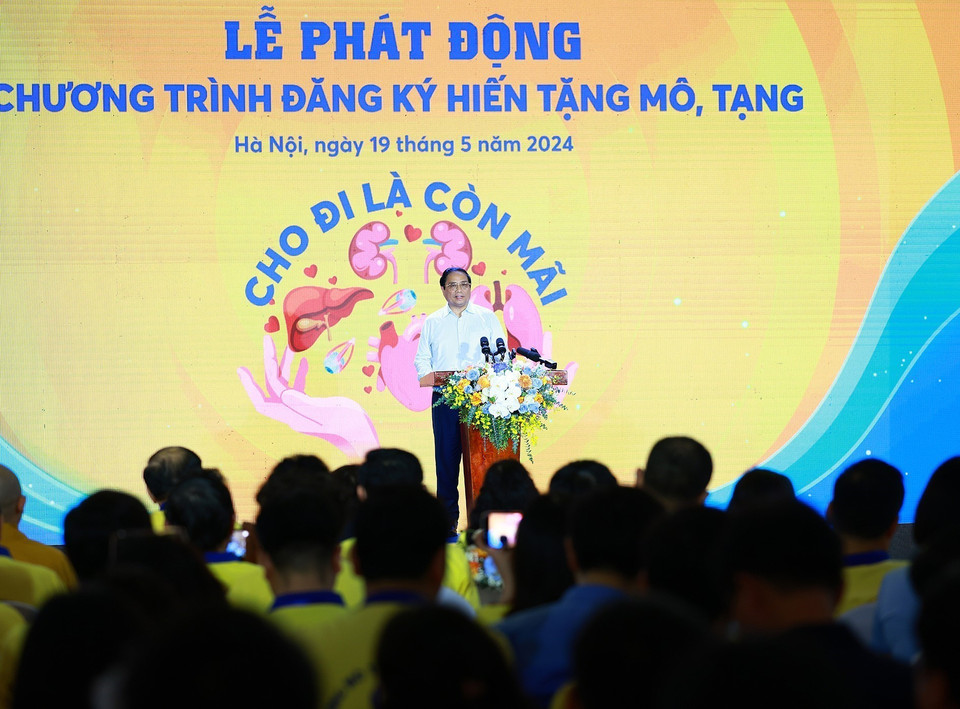 Thủ tướng Phạm Minh Chính phát động Chương trình "Đăng ký hiến tặng mô, tạng - Cho đi là còn mãi.” (Ảnh: Dương Giang/TTXVN)