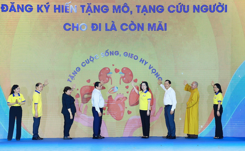 Thủ tướng Phạm Minh Chính và các đại biểu phát động Chương trình 'Đăng ký hiến tặng mô, tạng - Cho đi là còn mãi.' (Ảnh: Dương Giang-TTXVN)