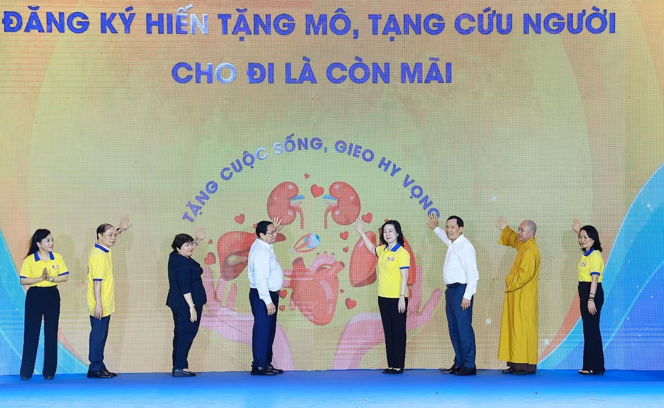 Thủ tướng Phạm Minh Chính và các đại biểu phát động Chương trình 'Đăng ký hiến tặng mô, tạng - Cho đi là còn mãi.' (Ảnh: Dương Giang-TTXVN)