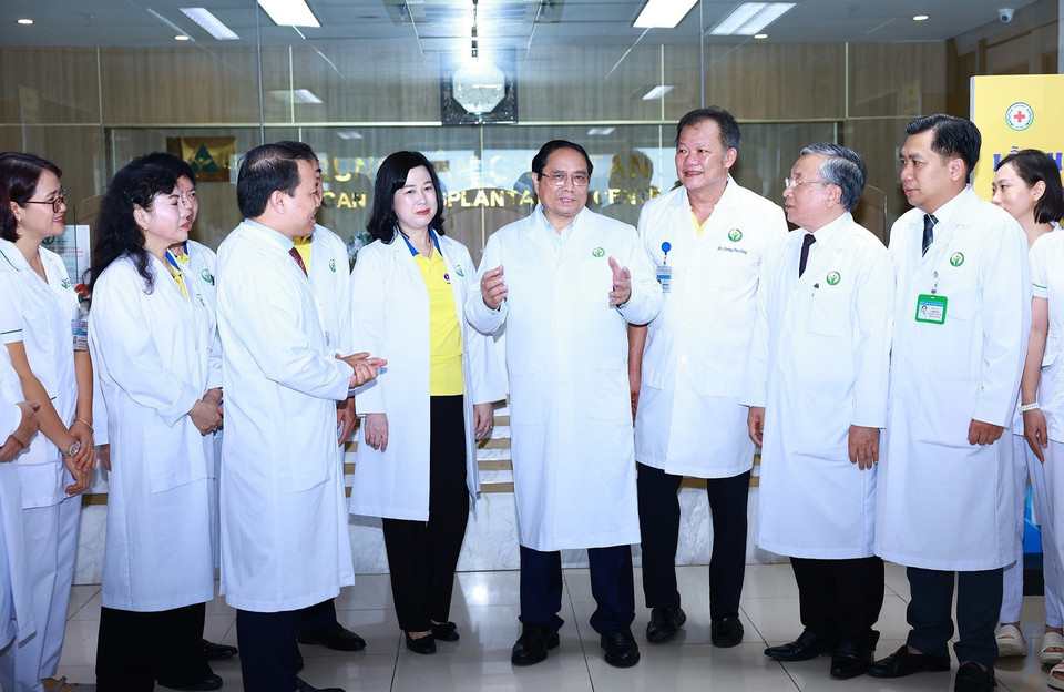 Thủ tướng Phạm Minh Chính trao đổi với các bác sỹ Bệnh viện Việt Đức. (Ảnh: Dương Giang/TTXVN)