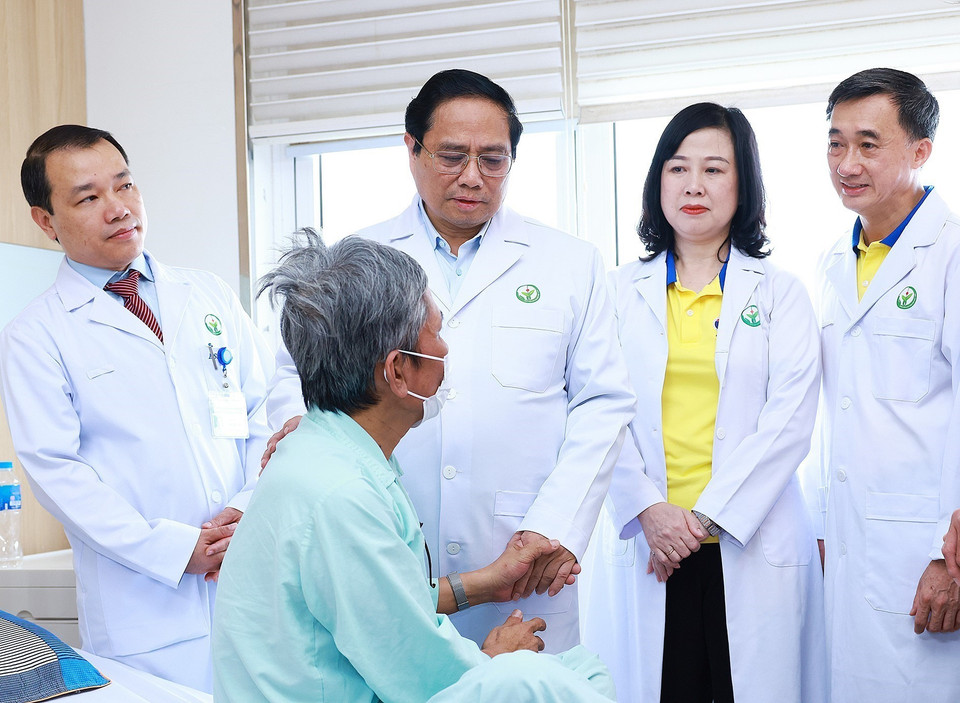 Thủ tướng Phạm Minh Chính thăm bệnh nhân được ghép tim. (Ảnh: Dương Giang/TTXVN)