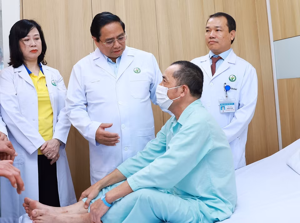Thủ tướng Phạm Minh Chính thăm bệnh nhân được ghép gan từ người cho gan chết não. (Ảnh: Dương Giang/TTXVN)
