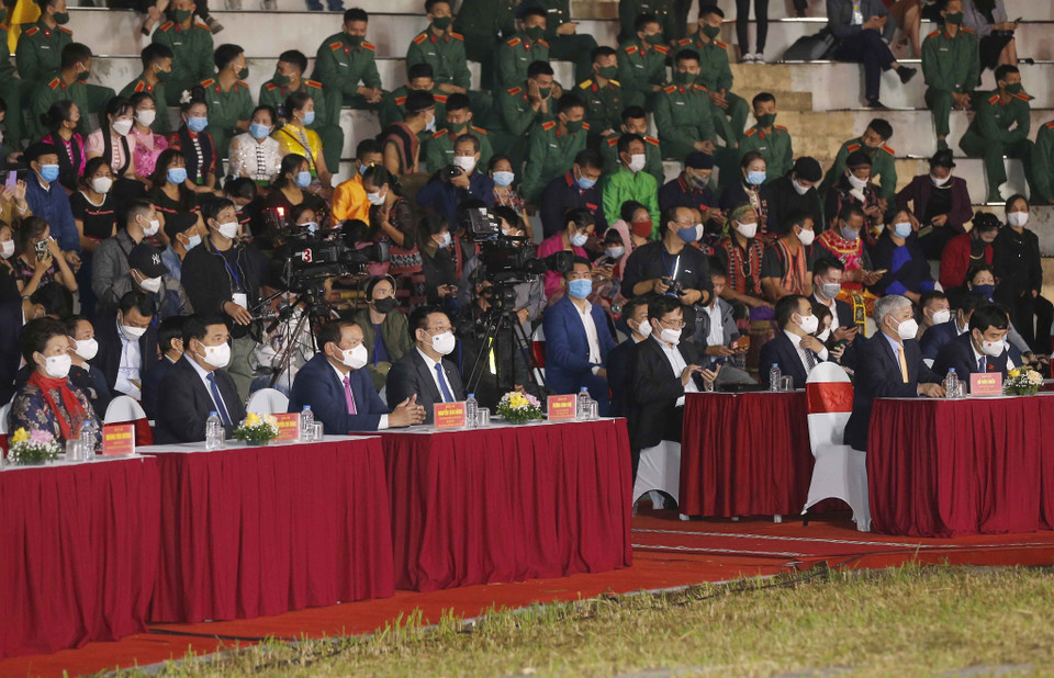 Chủ tịch Quốc hội Vương Đình Huệ với các đại biểu. (Ảnh: Doãn Tấn/TTXVN)